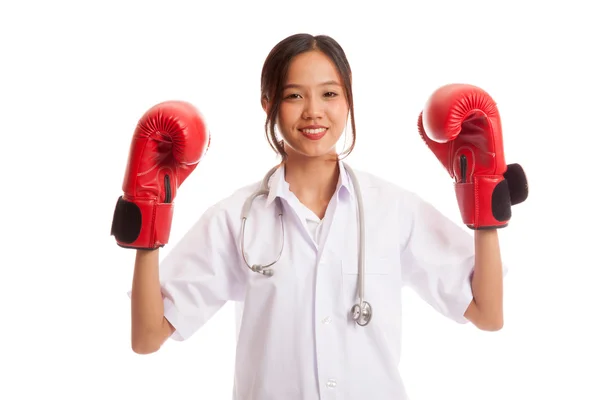 Jovem asiática médico guarda com luva de boxe — Fotografia de Stock
