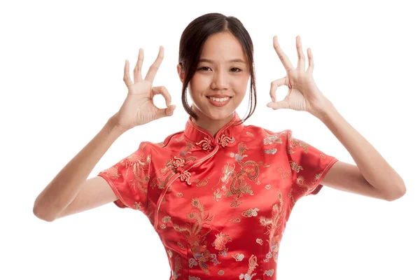 Asyalı kız cheongsam Çin elbiseli göster Ok işareti — Stok fotoğraf