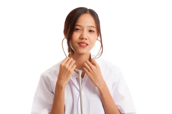 Azjatycki młodych kobiet lekarza trzymaj stetoskop — Zdjęcie stockowe
