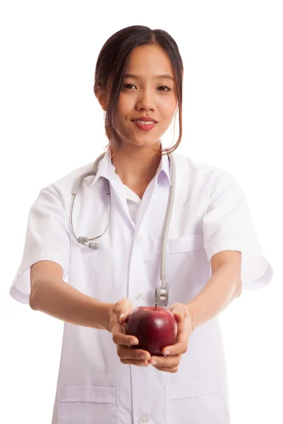 Giovane asiatico femmina medico spettacolo un apple — Foto Stock