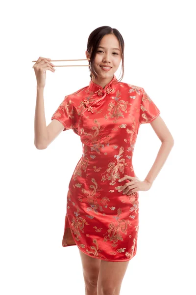 Aziatische meisje in chinese cheongsam jurk met stokjes — Stockfoto