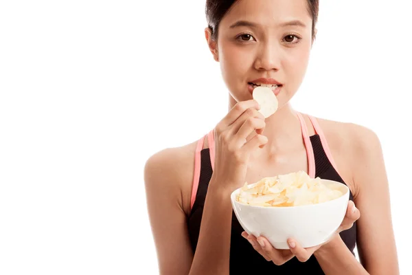 Hermosa chica sana asiática comer papas fritas — Foto de Stock