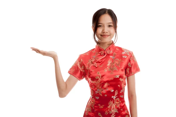 Chica asiática en cheongsam chino vestido presente espacio en blanco con h — Foto de Stock