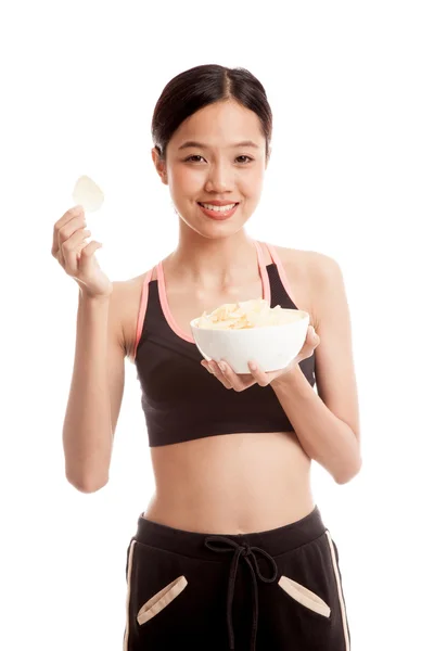 Mooie Aziatische gezond meisje potato chips eten — Stockfoto