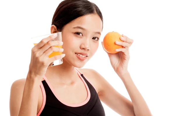 Hermosa chica sana asiática con jugo de naranja y fruta de naranja — Foto de Stock