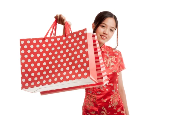Asijská dívka v čínských cheongsam šaty s nákupní taškou — Stock fotografie
