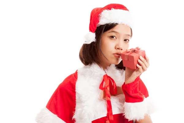 Азиатская Деда Мороз целует подарочную коробку — стоковое фото