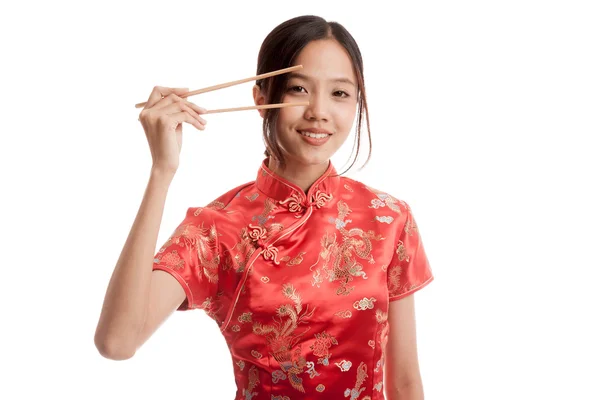 Asiatique fille en chinois cheongsam robe avec baguettes — Photo