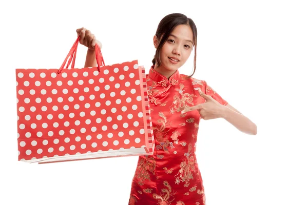 Asiatique fille en chinois cheongsam robe avec sac à provisions — Photo