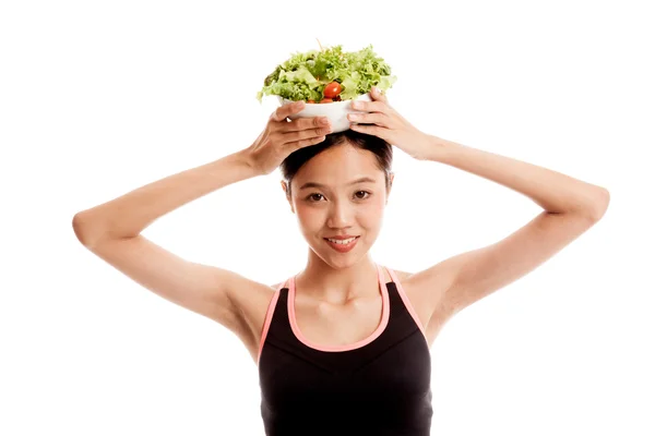 Bella ragazza asiatica sana con insalata — Foto Stock