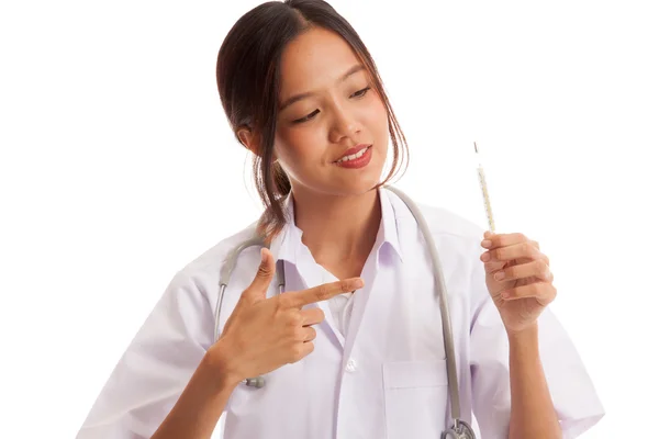 Закройте молодую азиатскую женщину-врача термометром — стоковое фото