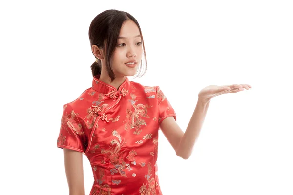 Aziatische meisje in chinese cheongsam jurk aanwezig lege ruimte met h — Stockfoto