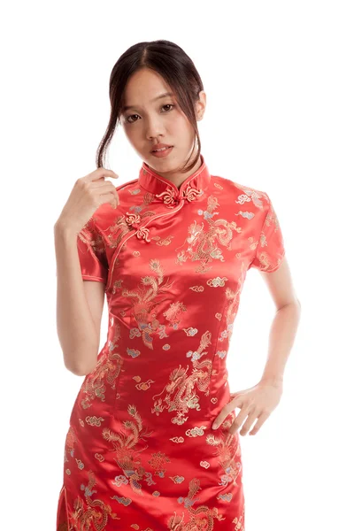 Asiatisk flicka i cheongsam kinesisk klänning — Stockfoto