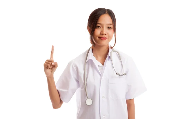 Asiática jovem médico apontar para cima — Fotografia de Stock