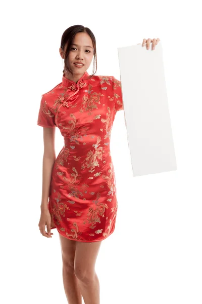 Chica asiática en cheongsam chino vestido con signo en blanco — Foto de Stock