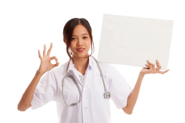 Young Asian female doctor show a blank sign and OK sign — Stock Photo, Image