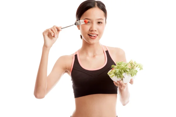 Bella asiatica ragazza sana godere di mangiare insalata — Foto Stock