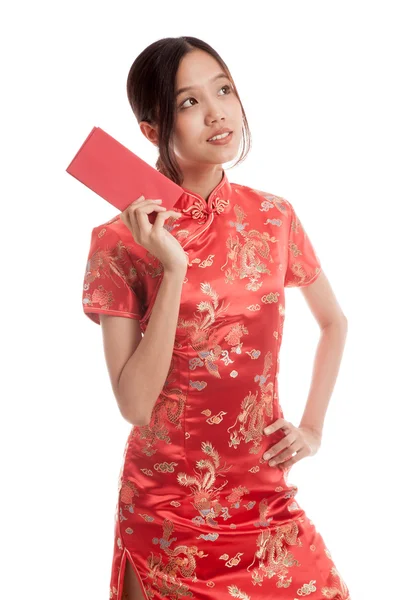 Азиатка в китайском платье из чонгсама с красным конвертом — стоковое фото