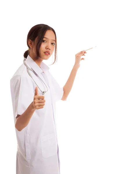 Jovem asiática médico polegares para cima com termômetro — Fotografia de Stock