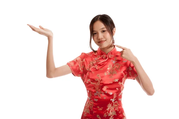 Aziatische meisje in chinese cheongsam jurk punt om lege ruimte op h — Stockfoto