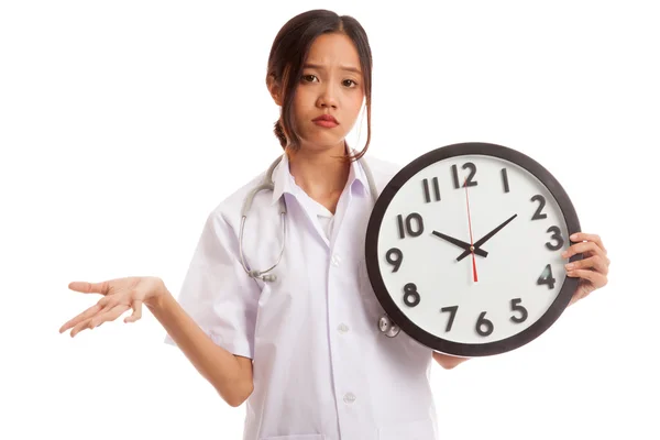 Enojado joven asiático médico femenino con un reloj — Foto de Stock