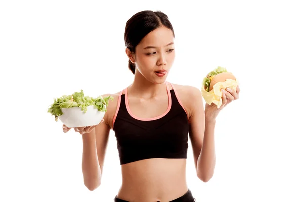 Piękny Asian dziewczyna zdrowy z sałatka i hamburger — Zdjęcie stockowe