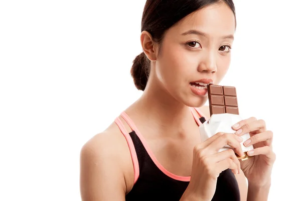 Vackra friska asiatisk tjej äta choklad — Stockfoto