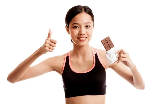 Vackra friska asiatisk tjej tummen upp med choklad — Stockfoto