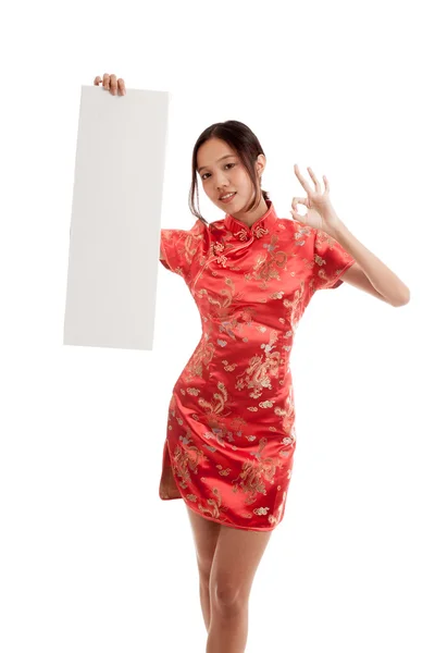 Asiatisk tjej i kinesiska cheongsam klänning Visa Ok med tomma tecken — Stockfoto