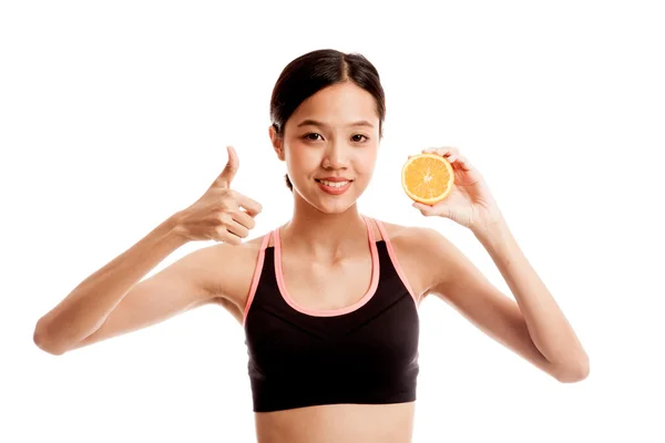 Азиатская здоровая девочка наелась апельсиновых фруктов — стоковое фото