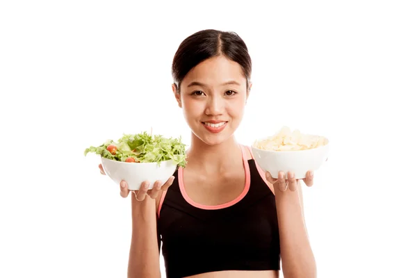 Gyönyörű ázsiai egészséges lány saláta és a chips — Stock Fotó
