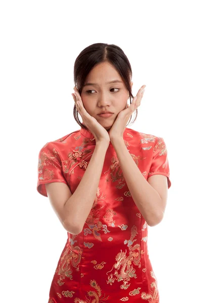 Triste chica asiática en cheongsam chino vestido — Foto de Stock