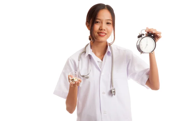 Jeune asiatique femme médecin heureux montrer une horloge et des pilules — Photo