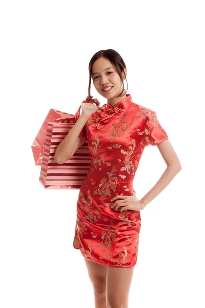 Asiatin im chinesischen Cheongsam-Kleid mit Einkaufstasche — Stockfoto