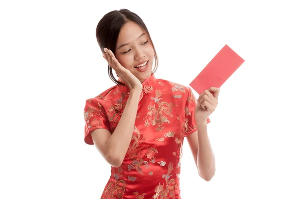 Chica asiática en cheongsam chino vestido con sobre rojo — Foto de Stock