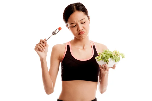 Infelice asiatico sano ragazza mangiare insalata — Foto Stock