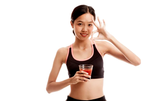 Όμορφα υγιή ασιατικό κορίτσι δείχνουν Ok με χυμό ντομάτας — Φωτογραφία Αρχείου