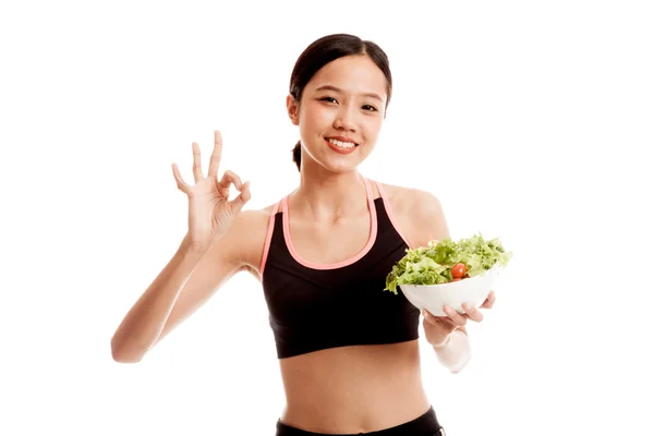 Linda asiática menina saudável mostrar OK com salada — Fotografia de Stock