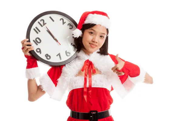 Asiático Navidad santa claus chica pulgares arriba con reloj en midnig —  Fotos de Stock