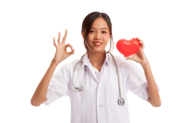 Junge asiatische Ärztin zeigen ok Zeichen mit rotem Herz — Stockfoto