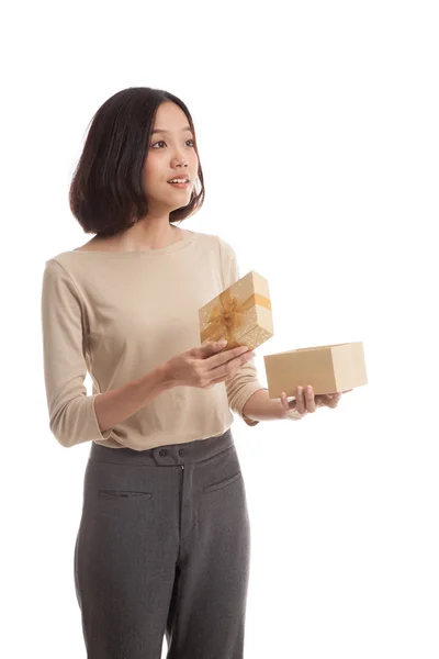 Joven mujer de negocios asiática abrir una caja de regalo — Foto de Stock