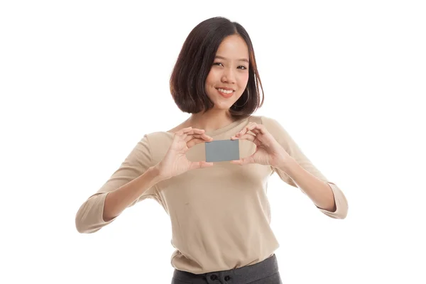 Молодая азиатская деловая женщина улыбается с чистой карточкой — стоковое фото