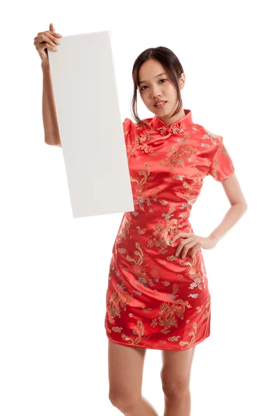 Asian girl in chinese cheongsam dress with  blank sign — Stock Photo, Image