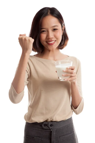 Healthy Asian woman drinking a glass of milk — Stock Photo, Image