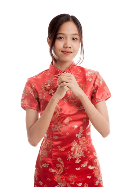 Asiatico ragazza in cinese cheongsam abito con gesto di congratula — Foto Stock