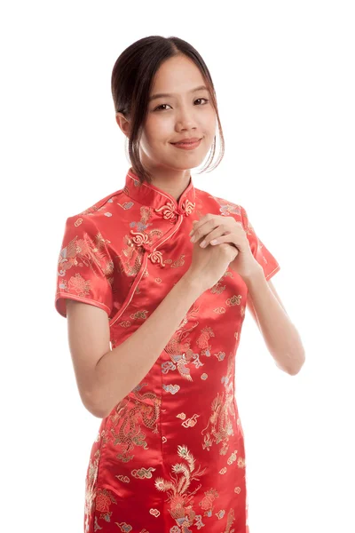Aziatische meisje in chinese cheongsam jurk met gebaar van congratula — Stockfoto