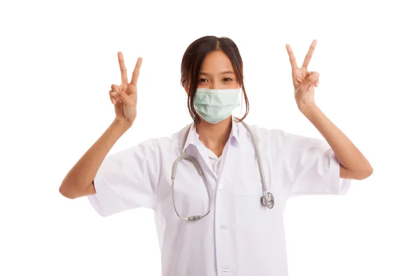 Jeune asiatique femme médecin montrer signe de victoire avec les deux mains — Photo