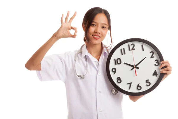 Pokaż młodych azjatyckich kobiet lekarza Ok z zegarem — Zdjęcie stockowe