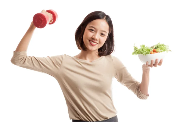 Здоровая азиатская деловая женщина с гантелями и салатом — стоковое фото