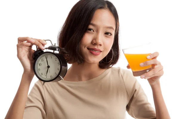 Asiatische Frau mit einer Uhr trinken Orangensaft — Stockfoto